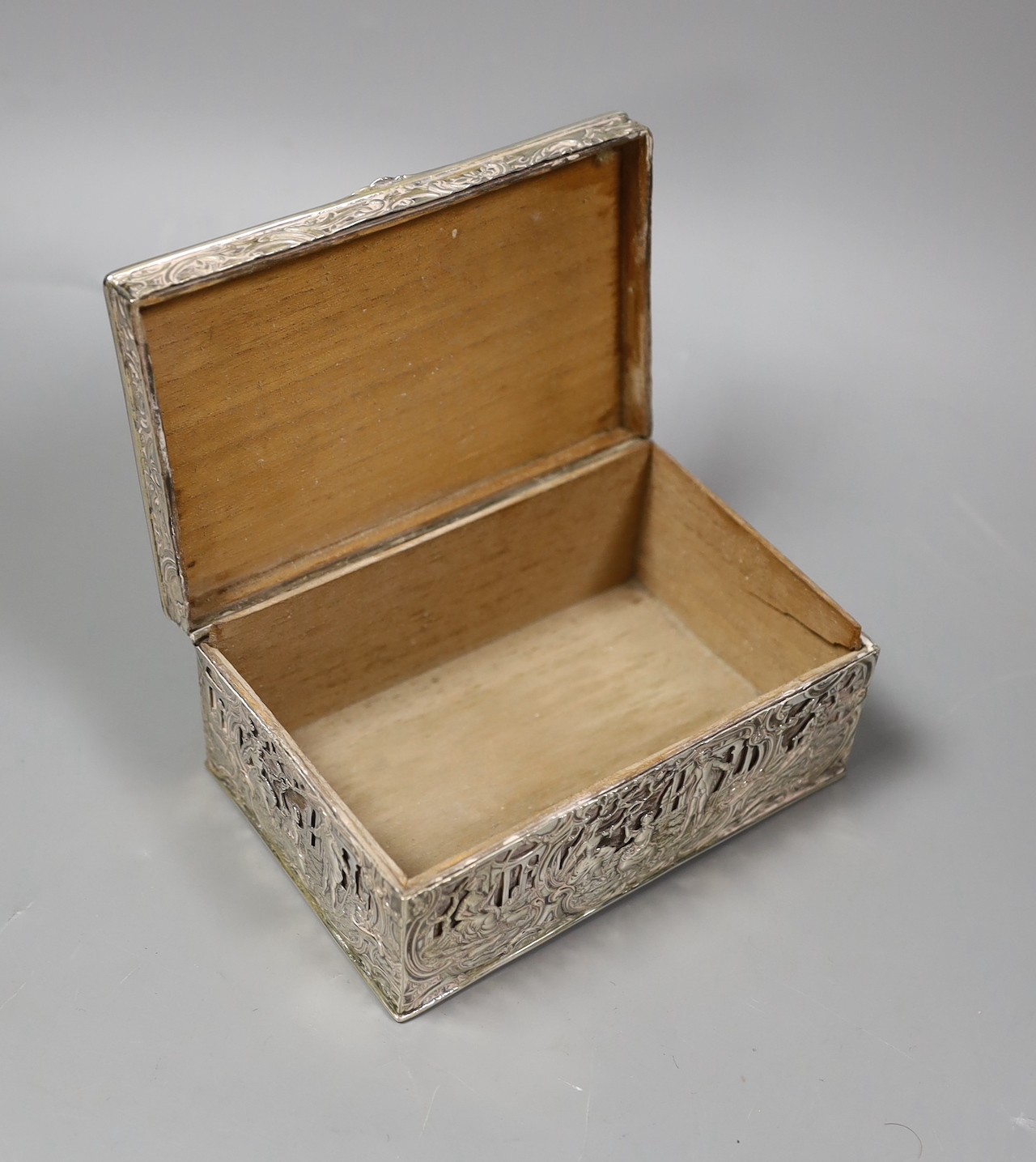 A continental 800 standard white metal mounted rectangular box, with hinged cover, 14.8cm, gross weight 356 grams.